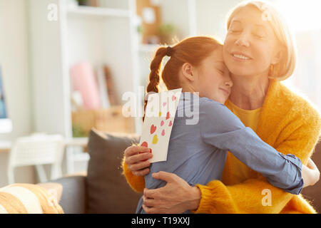 Mutter und Tochter umarmt Stockfoto