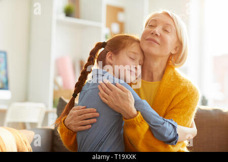 Mutter und Tochter zärtlich umarmen Stockfoto