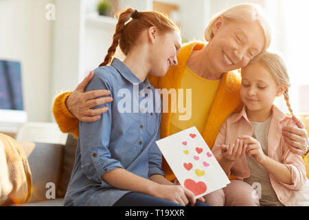 Familie umarmt am Muttertag Stockfoto