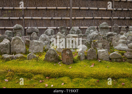 Stein Bilder Adashino Nembutsu-ji, Tempel und Friedhof in der arashiyama Gebiet im Nordwesten von Kyoto. Arme und solche ohne die nächsten Angehörigen waren Buri Stockfoto