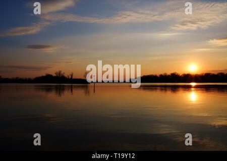 Sonnenuntergang von Fort Smith, AR über den Arkansas River in Oklahoma Stockfoto