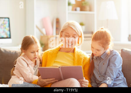 Großmutter lesen Buch Stockfoto