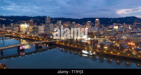 Die Skyline der Stadt leuchtet in der Dämmerung in diesem Luftbild von Portland Oregon Stockfoto