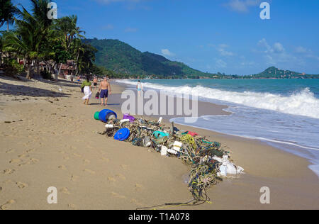 Strand Umweltverschmutzung, angeschwemmte Strandgut nach Tropensturm "pabuk", Lamai Beach, Koh Samui, Golf von Thailand, Thailand Stockfoto