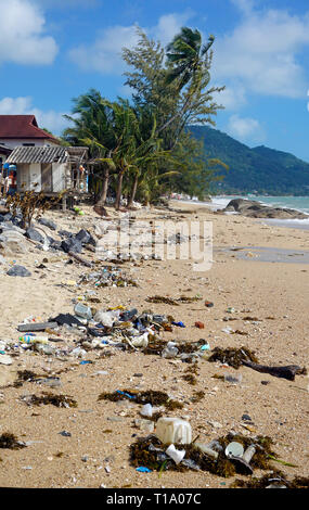 Strand Umweltverschmutzung, angeschwemmte Strandgut nach Tropensturm "pabuk", Lamai Beach, Koh Samui, Golf von Thailand, Thailand Stockfoto