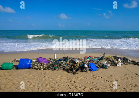 Strand Umweltverschmutzung, angeschwemmte Strandgut nach Tropensturm "pabuk", Lamai Beach, Koh Samui, Golf von Thailand, Thailand Stockfoto