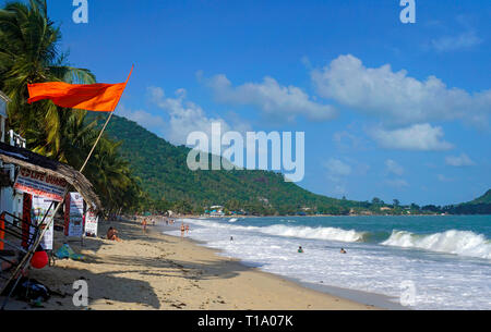 Red Flag am Lamai Beach, Warnung vor gefährlichen Badebedingungen, Koh Samui, Golf von Thailand, Thailand Stockfoto