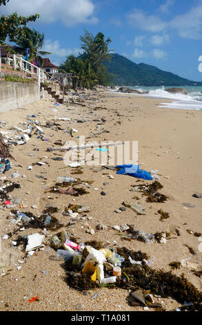 Strand Umweltverschmutzung, angeschwemmte Strandgut nach Tropensturm "pabuk", Lamai Beach, Koh Samui, Golf von Thailand, Thailand Stockfoto