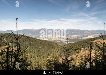 Zapadne Tatry und wetsrnmost Teil Vysoke Tatry Bergkette vom Wanderweg balg Slema Hügel in Nizke Tatry Gebirge in der Slowakei während beaut Stockfoto