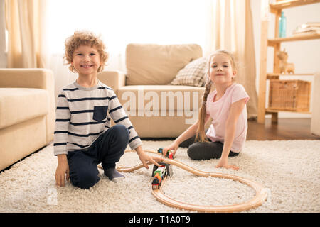 Kinder spielen auf dem Teppich Stockfoto