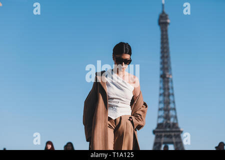 Paris, Frankreich, 27. Februar 2019: Street Style Outfit - Modische Mädchen posiert vor dem Eiffelturm in Paris Fashion Week - PFWFW 19. Stockfoto