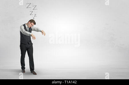 Müde Geschäftsmann mit Schlafkrankheit irgendwo Stockfoto