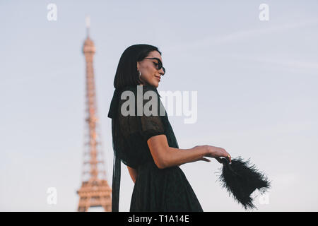 Paris, Frankreich, 27. Februar 2019: Street Style Outfit - Modische Mädchen posiert vor dem Eiffelturm in Paris Fashion Week - PFWFW 19. Stockfoto