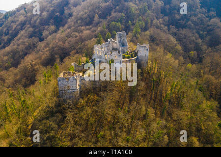 Kroatien, Samobor, alten, verlassenen mittelalterlichen Burgruinen und Landschaft Luftaufnahme Stockfoto