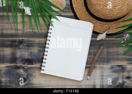 Flach mit Strand hat, Muscheln, palmblättern und ein leeres Notizbuch und Bleistift. Urlaub tropical beach Reisen Urlaub Konzept. Ansicht von oben mit der Kopie spa Stockfoto