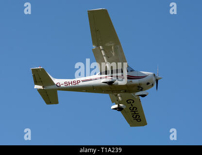 Cessna 172S Skyhawk (G-SHSP) am Flugplatz Wellesbourne, Warwickshire, Großbritannien Stockfoto