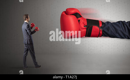 Kleine Unternehmer kämpfen mit Boxhandschuhen Stockfoto