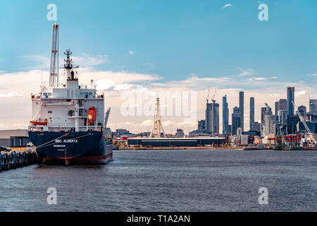 Melbourne, Australien - Cargo Schiff angedockt im Hafen von Melbourne mit den Blick auf die Stadt Stockfoto