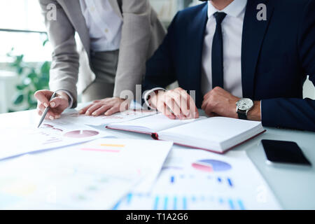 Junge Analysten diskutieren Chart Stockfoto