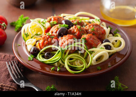 Keto paleo zoodles Zucchini Nudeln mit Hackfleischbällchen und Oliven Stockfoto