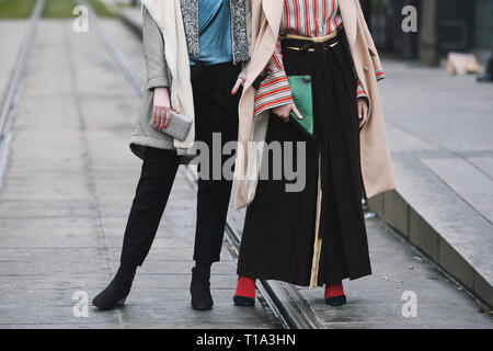 Paris, Frankreich, 01. März 2019: Street Style Outfit - nach einer Fashion Show in Paris Fashion Week - PFWFW 19. Stockfoto