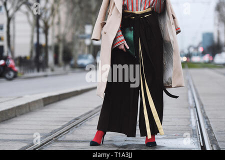 Paris, Frankreich, 01. März 2019: Street Style Outfit - nach einer Fashion Show in Paris Fashion Week - PFWFW 19. Stockfoto