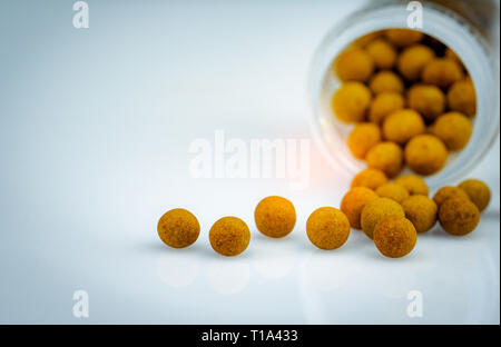 Braun Kräutermedizin verschüttete aus der Plastikflasche. Thai Herbal Medizin Raute zur Linderung von Husten und Halsschmerzen. Asiatische Kräuter tabletten Pille. Pflanzliche Stockfoto