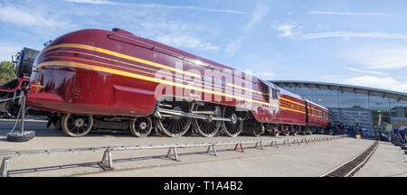 LMS Krönung Klasse6299 Herzogin von Hamilton stromlinienförmige Dampflok an der National Rail Museum in Shildon, County Durham, UK Stockfoto