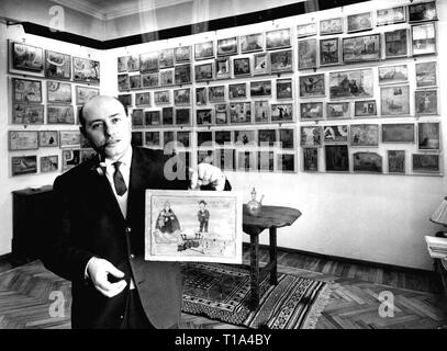 Religion, Votivbildern, Ermanno Mori mit Stücke seiner Sammlung von über 1000 Bildern, Mailand, Februar 1964, Additional-Rights - Clearance-Info - Not-Available Stockfoto