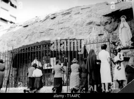 Geographie/Reisen, Brasilien, Rio de Janeiro, Kirchen, Nachbildung der Lourdes Grotte, circa 1950, Additional-Rights - Clearance-Info - Not-Available Stockfoto