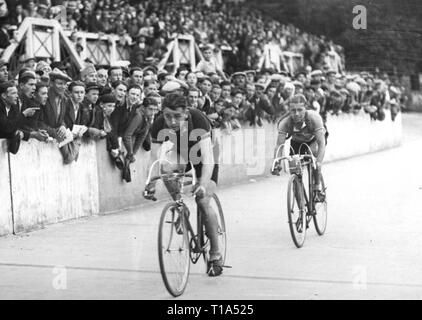 Sport, Radfahren, Radrennen, Tour de France 1936, 2. Stufe, Lille - Charleville, Robert Wierinckx (Belgien) über die Ziellinie vor Robert Tanneveau (Frankreich), 8.7.1936, Additional-Rights - Clearance-Info - Not-Available Stockfoto