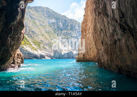 Sightseeing Blue Caves während der Ferien Reise per Boot, kommend aus der exotischen Höhle. Bunte Landschaft von türkisfarbenen kristallklaren Meer und Felswand mit gr Stockfoto