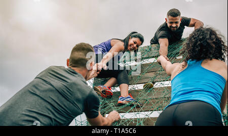 Teilnehmer im Hindernislauf Kletternetz Stockfoto