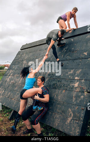 Teilnehmer Parcours klettern Pyramide Hindernis Stockfoto