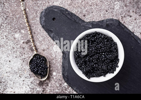 Stör schwarzer Kaviar in Schalen Stockfoto