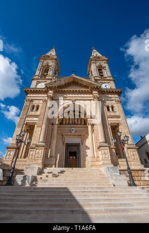 Fassade der Kathedrale Basilika der Heiligen Cosmas und Damian (parrocchia Santuario Basilica S.S. Cosma E Damiano). Alberobello, Apulien, Italien Stockfoto