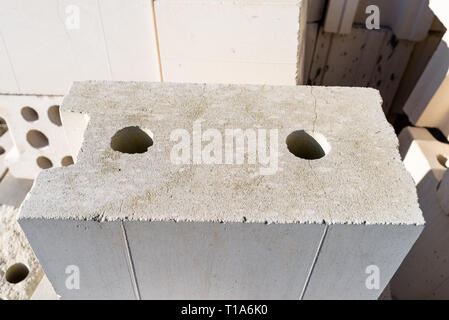 Haufen Ziegel aus Porenbeton, Ziegel, hintermauerziegel mit hohlen Löchern im Inneren. Stockfoto