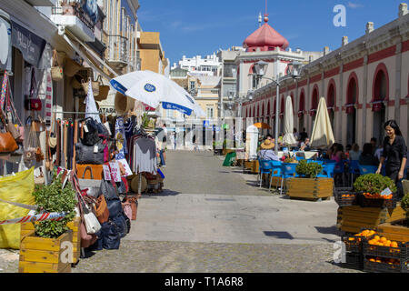 Loulé, Portugal. Die Szene rund um den Wochenend-Markt in Loulé, Portugal Es ist auch beliebt für Outdoor-Dining. Stockfoto