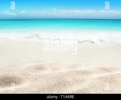 Strand verschwommenen Hintergrund. Tropischen Inselparadies. Sandy Shore Waschen von der Welle. Hell türkis Meer Wasser. Träume Sommerferien destinatio Stockfoto