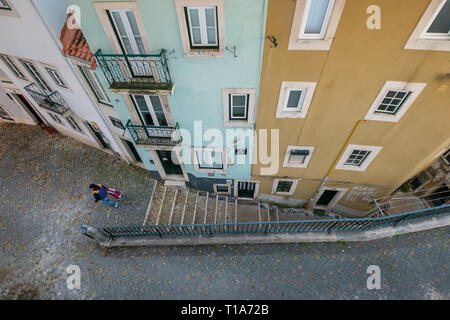 Alfama Gasse mit Fußgänger-Ansicht von oben, Lissabon, Portugal Stockfoto