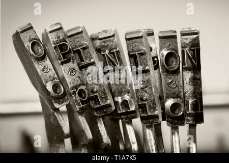 Das Wort Stellungnahme mit alten typwriter keys Schwarzweiß Stockfoto