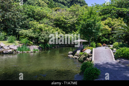 Japanischer Garten bedeckt durch die grüne Landschaft. In der wunderschönen Sengan genommen-en Garten. In Kagoshima, Kyushu, südlich von Japan. Stockfoto