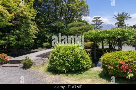 Schönen Japanischen Garten bedeckt durch die grüne Landschaft. In der wunderschönen Sengan genommen-en Garten. In Kagoshima, Kyushu, südlich von Japan. Stockfoto