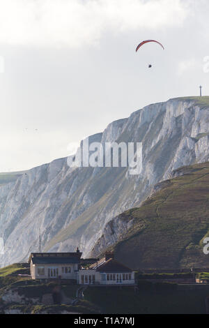 Haus, auf, oben, der, Felsen, Gleitschirm, Para, Segelflugzeuge, Tennyson Denkmal, Leute, Wandern,, Tennyson Denkmal, Süßwasser, Isle of Wight, England, Vereinigtes Königreich, Stockfoto