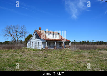 Ein verlassenes Haus langsam verrottet auf der Rückseite Straßen von Perquiman's County im Osten von North Carolina. Stockfoto