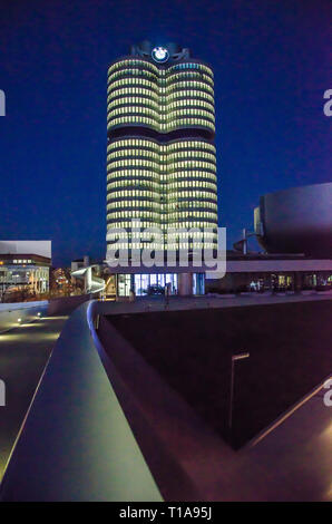 Die BMW Welt ist vor der BMW Konzernzentrale gelegen, und es verbindet Vergangenheit und Gegenwart in einem Ort. Stockfoto