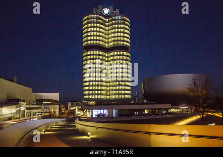 Die BMW Welt ist vor der BMW Konzernzentrale gelegen, und es verbindet Vergangenheit und Gegenwart in einem Ort. Stockfoto