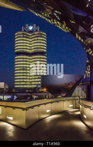 Die BMW Welt ist vor der BMW Konzernzentrale gelegen, und es verbindet Vergangenheit und Gegenwart in einem Ort. Stockfoto