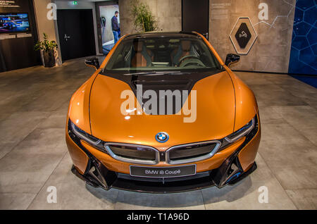 Die BMW Welt ist vor der BMW Konzernzentrale gelegen, und es verbindet Vergangenheit und Gegenwart in einem Ort. Stockfoto