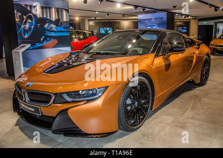 Die BMW Welt ist vor der BMW Konzernzentrale gelegen, und es verbindet Vergangenheit und Gegenwart in einem Ort. Stockfoto